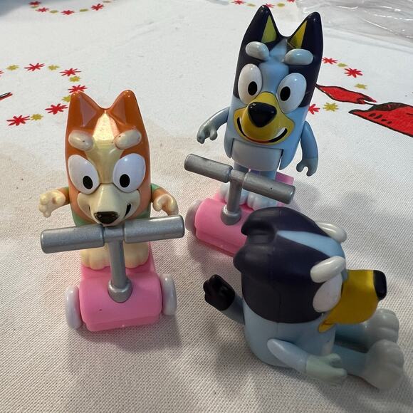 Bluey toy figures with scooters - Picture 2 of 2